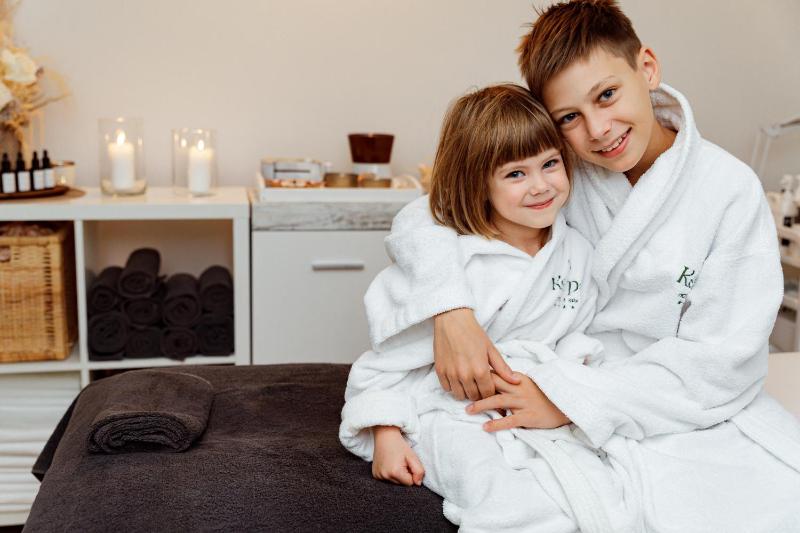 Standard Twin Room with Spa Access image 2