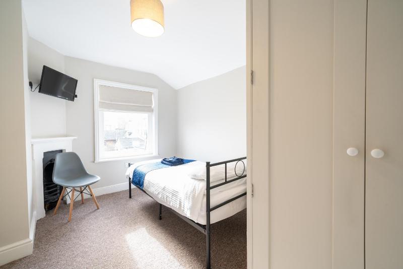 Single Room with Shared Bathroom image 3
