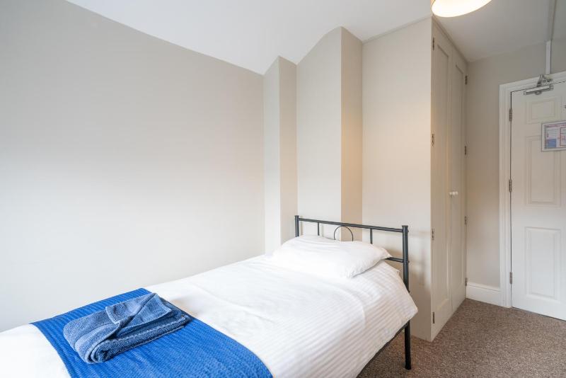 Single Room with Shared Bathroom image 1