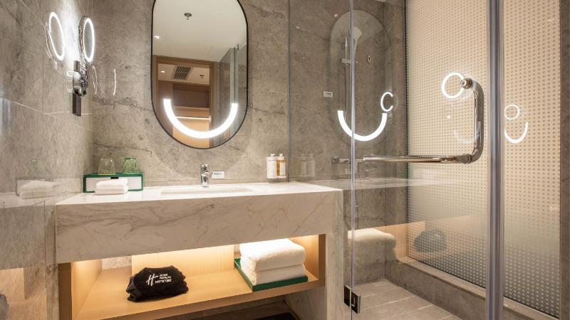 Standard Twin Room with City View image 1