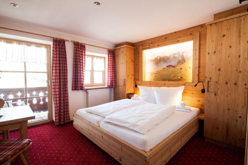 Double Room with Pool View image 1