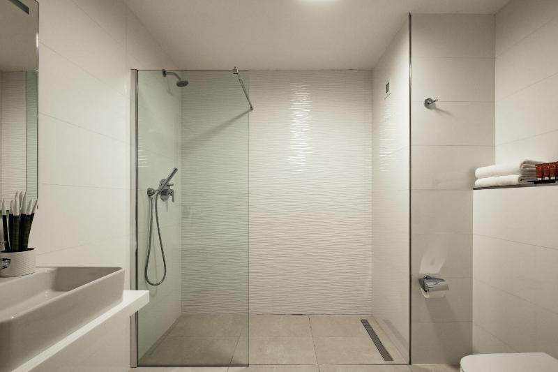 Superior Double or Twin Room with Sea View image 4