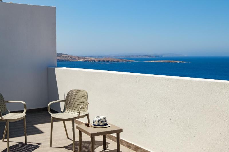 Deluxe Suite with Sea View image 3