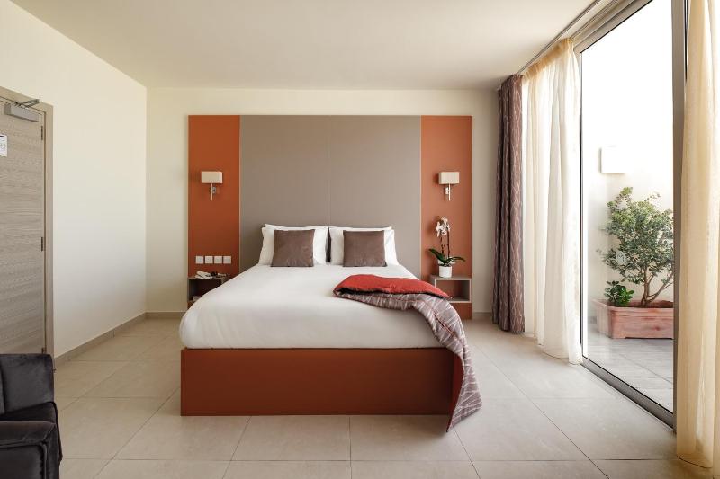 Deluxe Suite with Sea View image 2