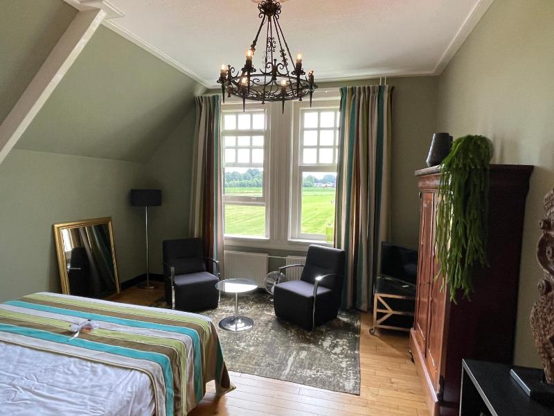 Grand Deluxe Room image 3