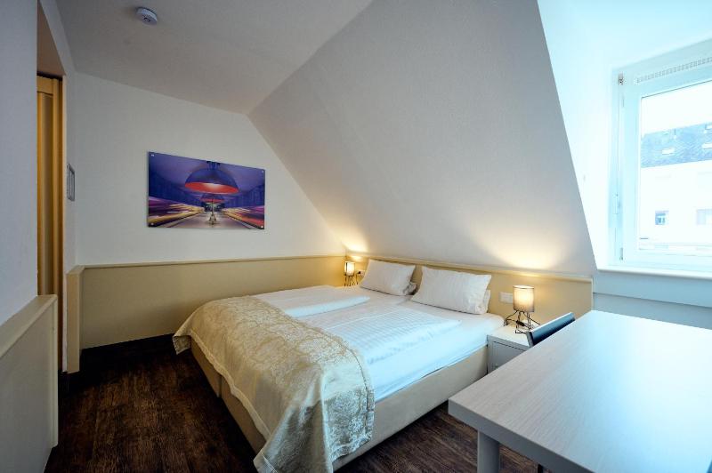 Double Room image 4