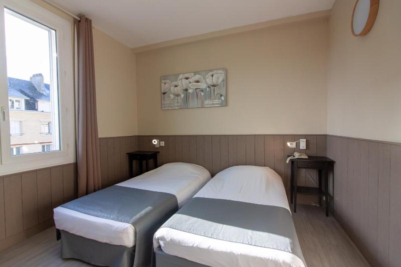 Twin Room with Port View image 3