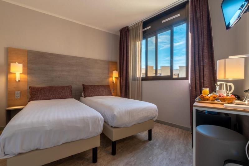 Standard Twin Room with inside yard view image 4
