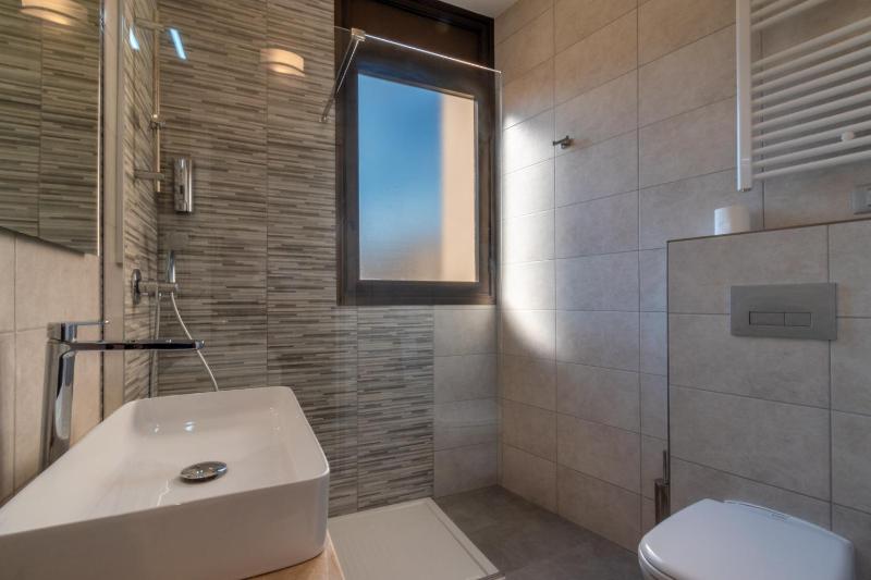 Standard Twin Room with inside yard view image 3