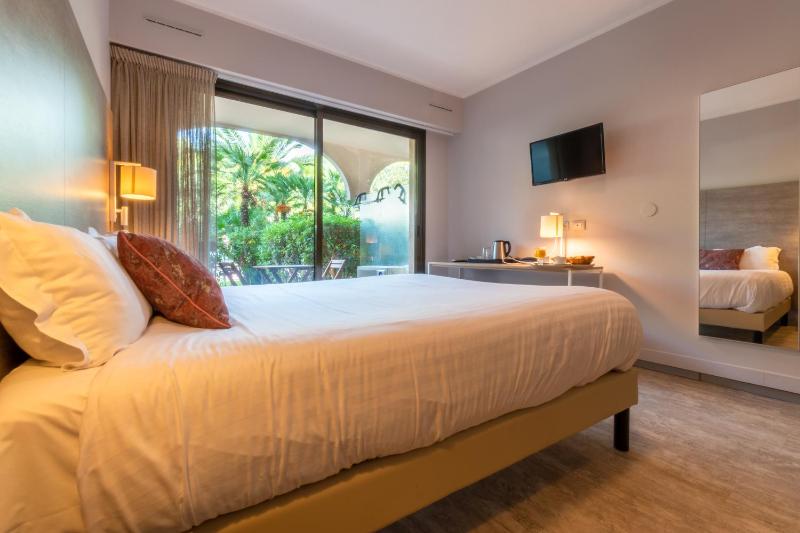 Double Room with little private garden image 3