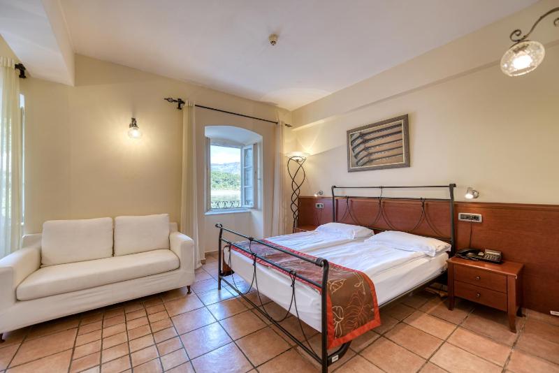 King Studio with Sofa Bed image 1