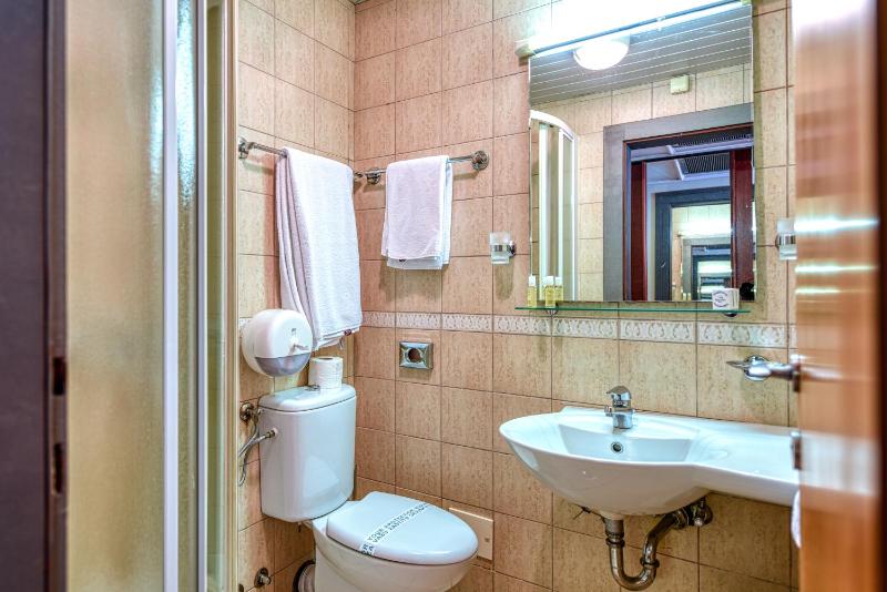 Economy Double or Twin Room image 2
