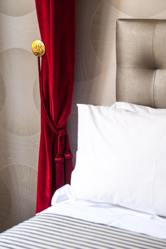 Superior King Room image 4