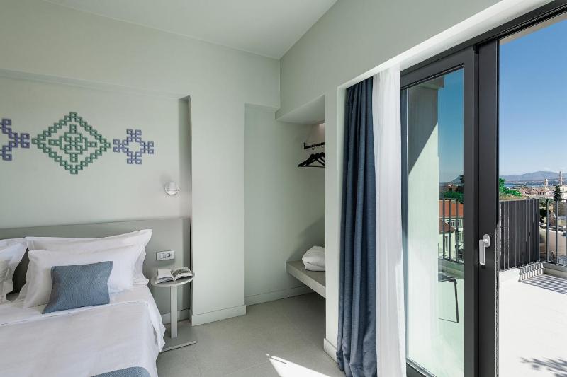 Superior Double with City View Upper Floor image 1
