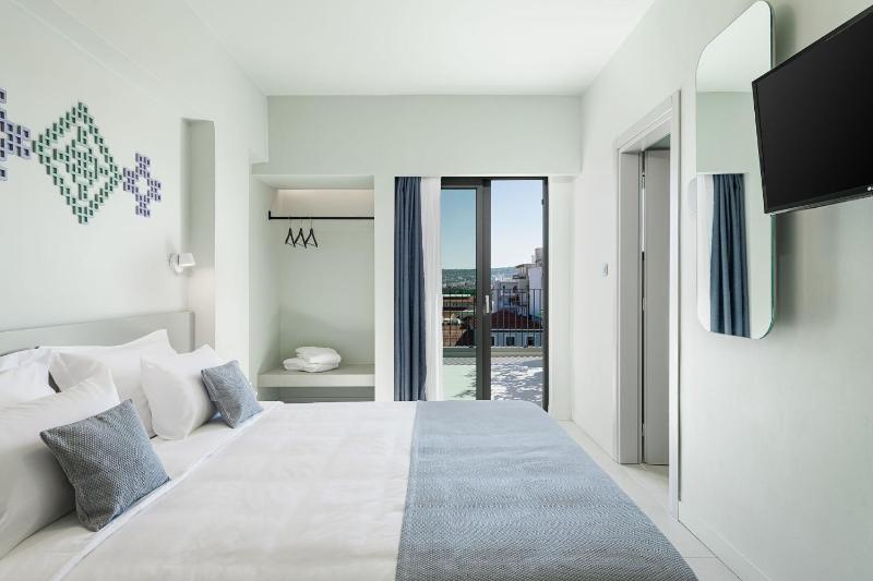 Superior Double with City View Upper Floor image 3