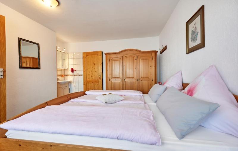 Double Room with South-facing Balcony image 2