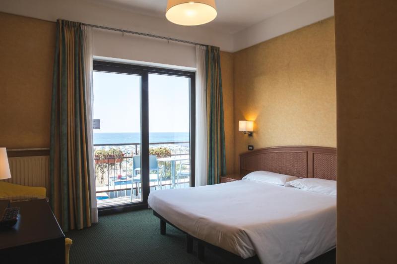 Double Room with Balcony and Sea View image 3