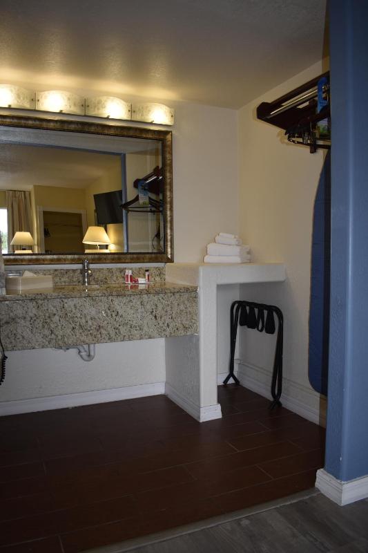 Double Room with Two Double Beds - Smoking image 3