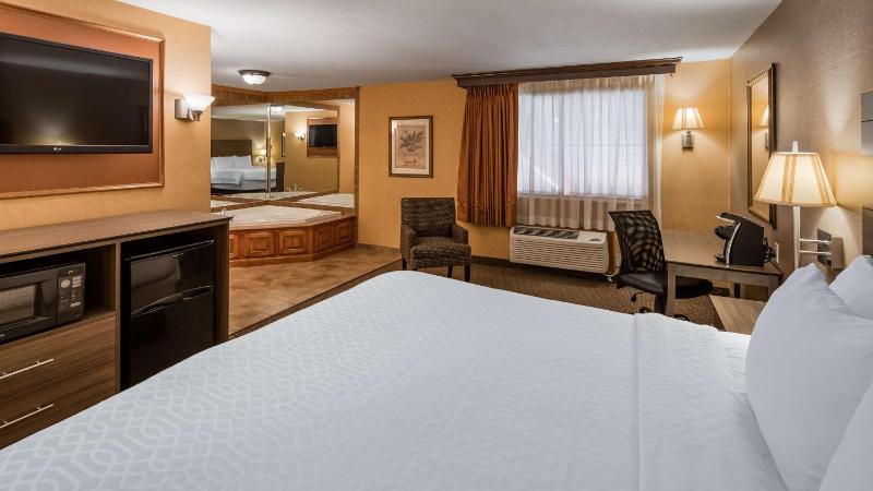 King Suite with Whirlpool - Non-Smoking image 3