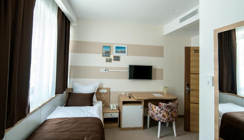 Economy Twin Room image 2