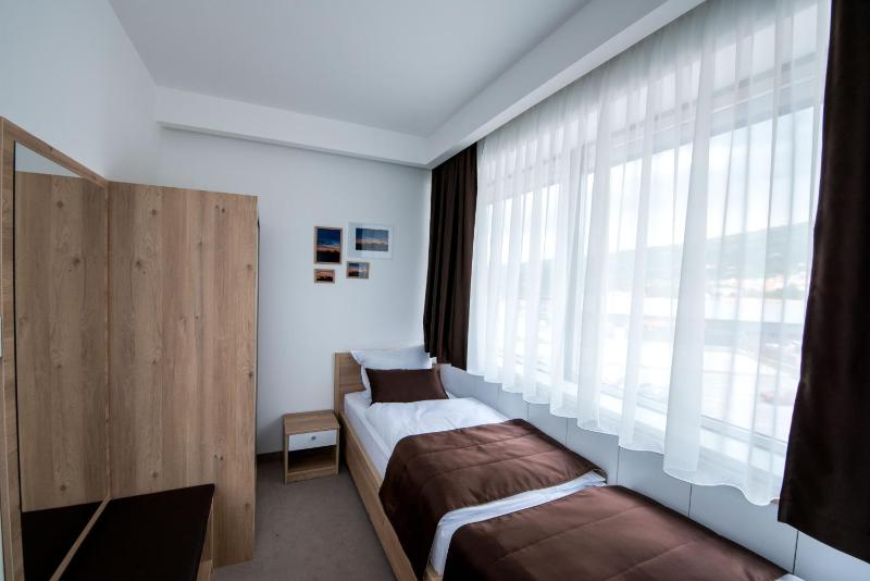 Economy Twin Room image 4