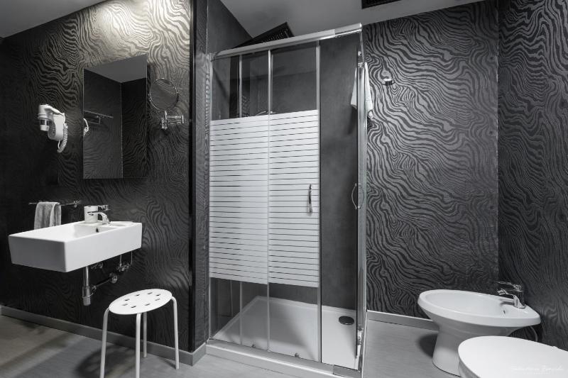 Deluxe Double or Twin Room image 4