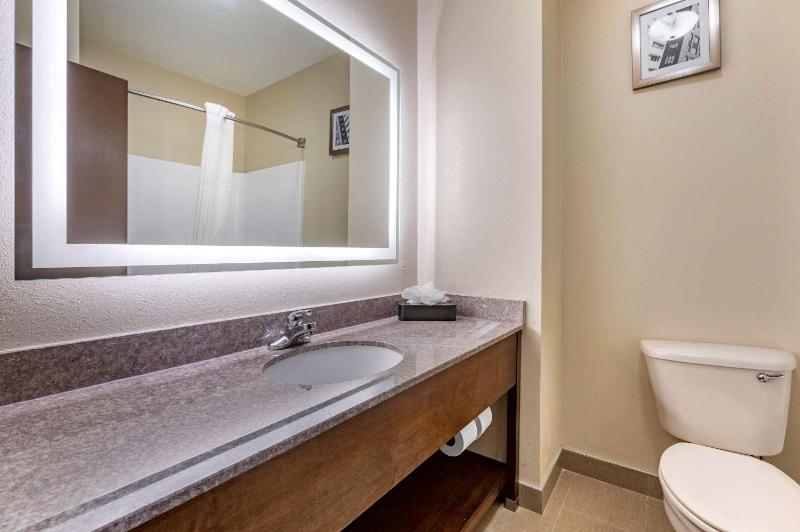 Efficiency Queen Suite - Non-Smoking image 2