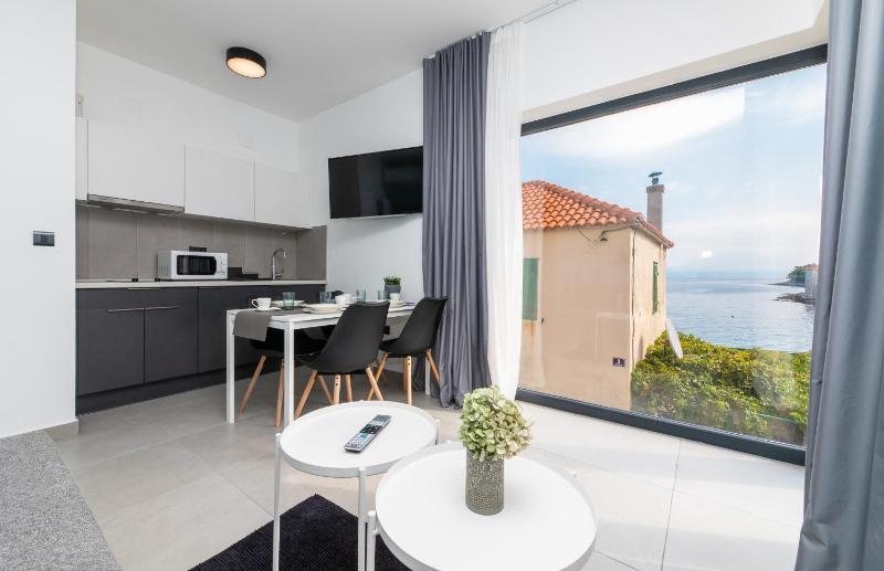 Apartment with Sea View image 1