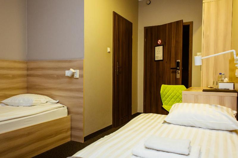Twin Room image 3