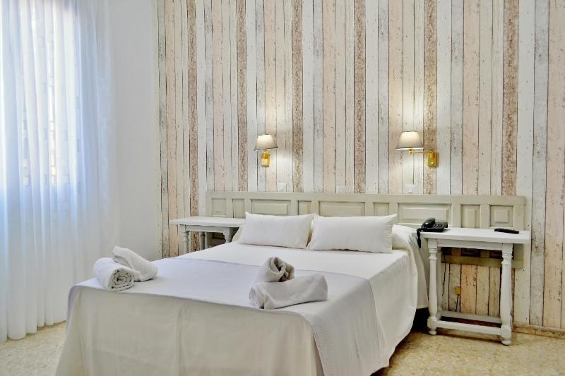 Standard Double Room image 4