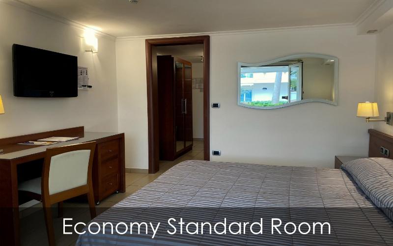 Economy Triple Room image 4