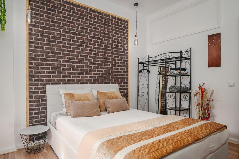 Avenue View Rooms - image 19