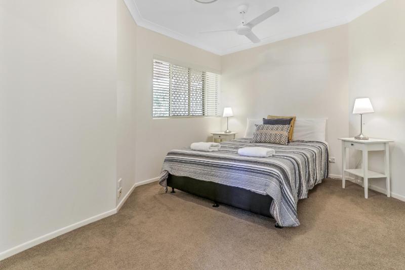 Cosy apartment with ocean views Sunshine Beach - image 2