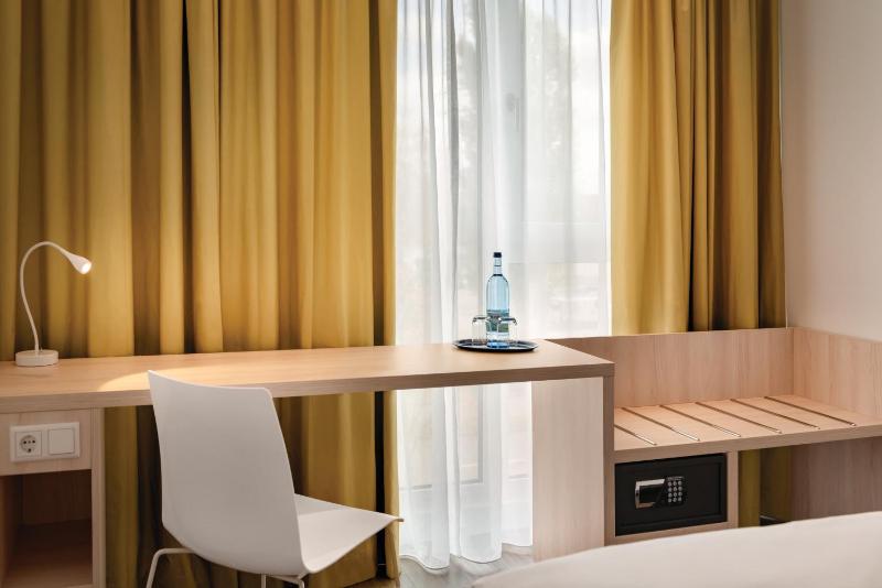 Standard Double Room image 3