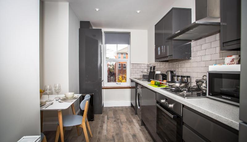 Larges Street - 2 Bedroom Superior Apartment image 1