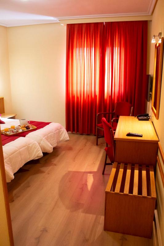 Twin Room image 2
