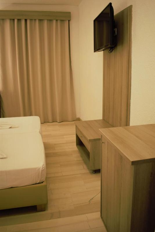 Standard Twin Room image 4