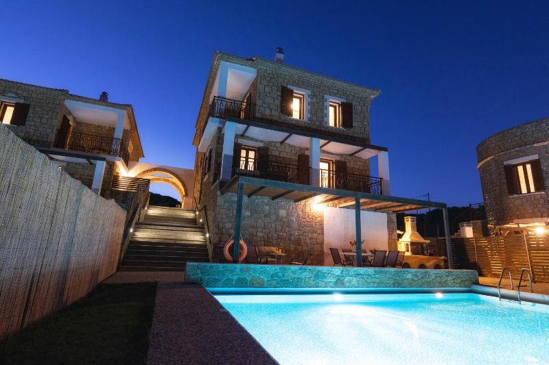 Avra - Deluxe Seaside Three bedroom Villa with Private Pool and Sea View image 4
