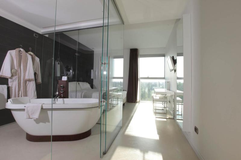 Deluxe Double Room image 3