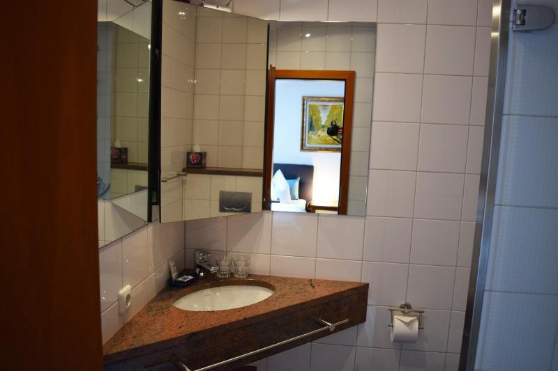 Standard Twin Room image 3