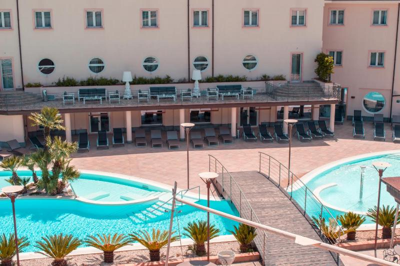 Deluxe Double Room with Bath image 2