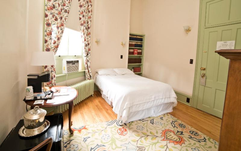 Double Room with Private Bathroom image 1