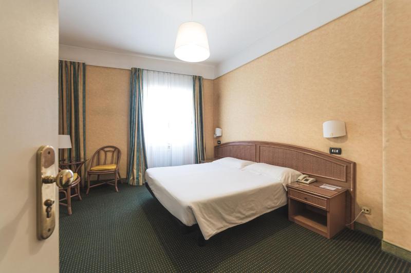 Double Room with Railway View image 1