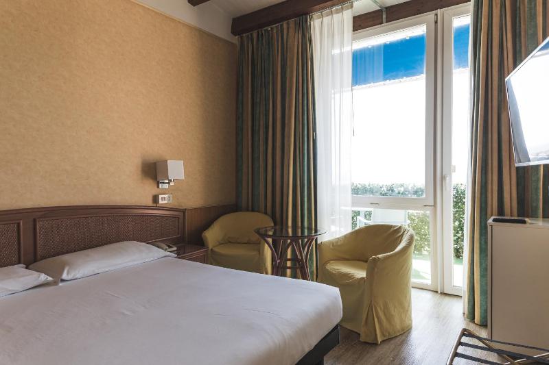 Comfort Double Room with Sea View image 3