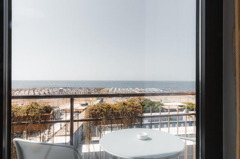 Double Room with Balcony and Sea View image 2