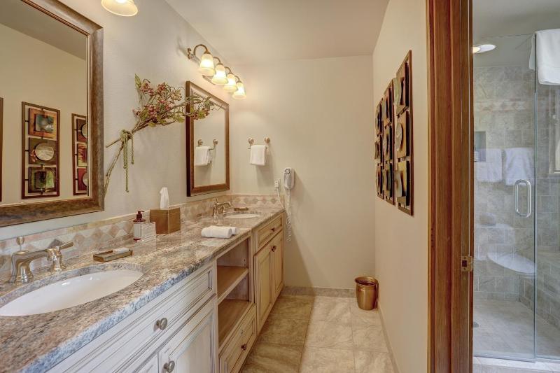 3BR 35BA Townhome Steps to Beaver Creek Village & Lifts - image 27