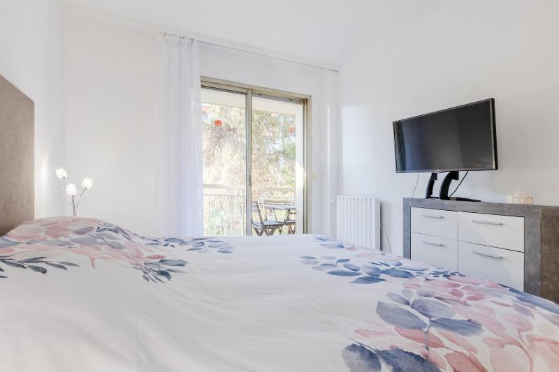 Renovated 3-Room Apartment in a Leafy Park - image 10