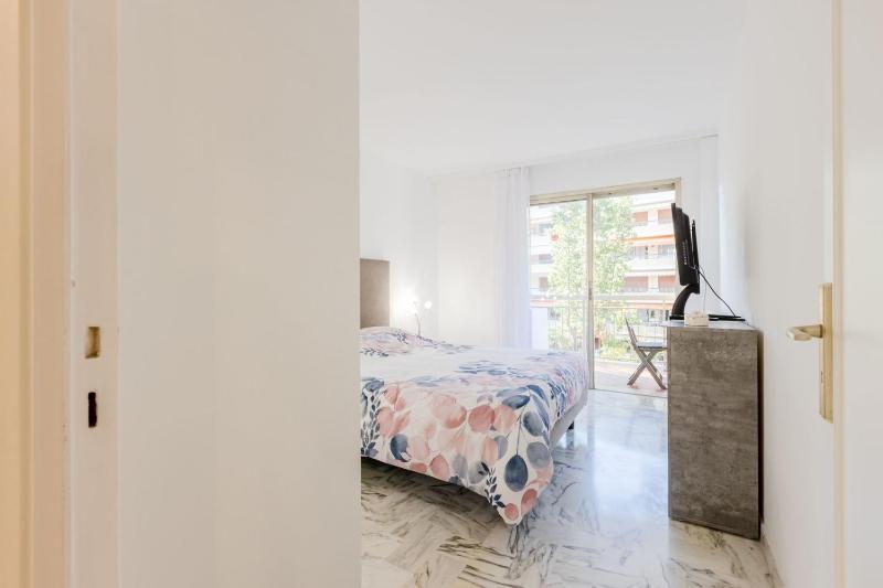 Renovated 3-Room Apartment in a Leafy Park - image 12