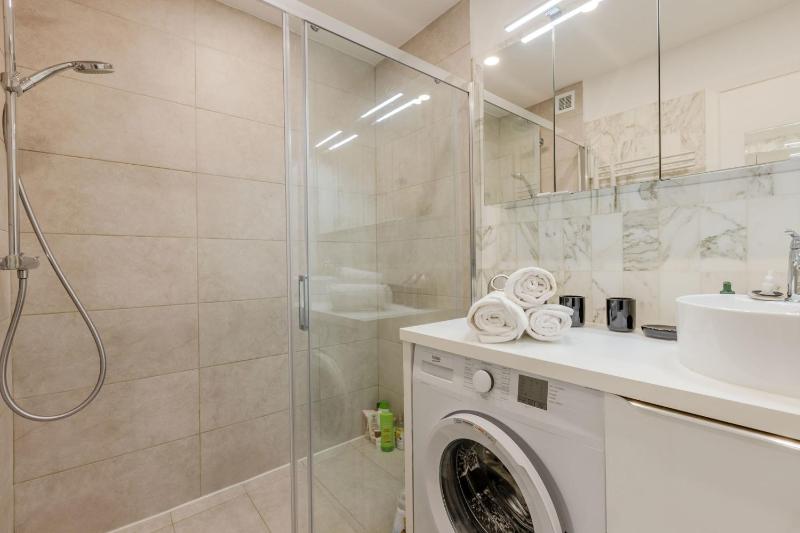 Renovated 3-Room Apartment in a Leafy Park - image 24