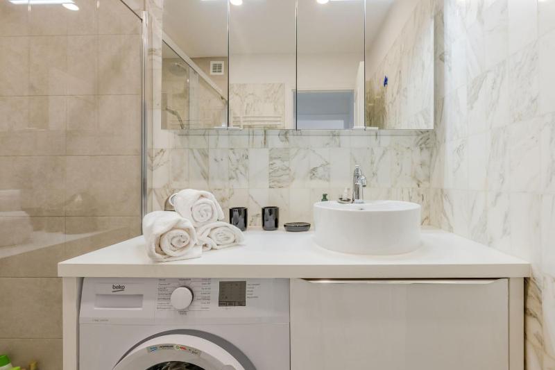 Renovated 3-Room Apartment in a Leafy Park - image 6